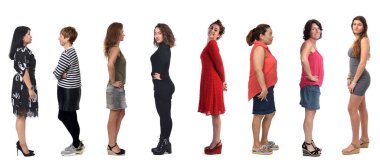 Beyaz arka planda etek ve elbise giyen bir grup kadının yan görünüşü