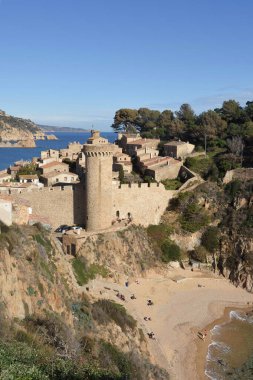Cala es Codolar plajı yakınlarındaki dağdan Tossa de Mar adlı ortaçağ kasabasının manzarası, Girona ili, Katalonya, İspanya