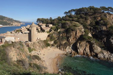Cala es Codolar plajı yakınlarındaki dağdan Tossa de Mar adlı ortaçağ kasabasının manzarası, Girona ili, Katalonya, İspanya