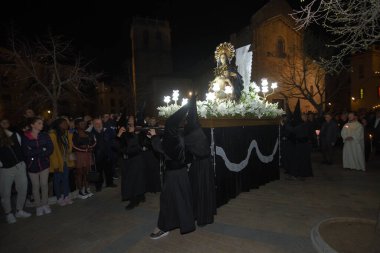 BESALU, GIRONA PROVINCE, CATALONIA, SPAIN, Mart 22, 2024: Besalu 'da geleneksel Paskalya Geçidi (Dolors Günü), Girona, Katalonya, İspanya