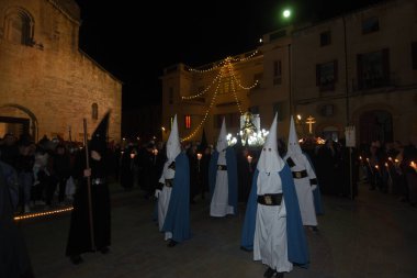  Arka planda Besalu 'daki geleneksel Paskalya Geçidi (Dia del Dolors) Sant Pere Manastırı, Girona, İspanya