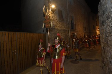 BESALU, GIRONA PROVINCE, CATALONIA, SPAIN, 22 Mart 2024: Besalu alayı sırasında yöneticiler geçit töreni yaptılar. Besalu 'da geleneksel Paskalya Geçidi (Dolarlar Günü), Girona ili, Katalonya, İspanya