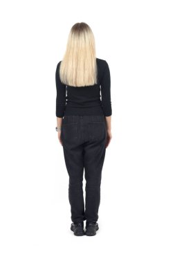 Beyaz arka planda duran sarışın bir kadının arkadan görünüşü