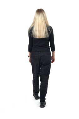 Beyaz arka planda yürüyen bir kadının arka planı