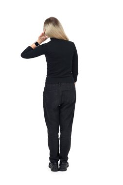 Kulağı kulağında beyaz arka planda dinleyen bir kadının arka planı.