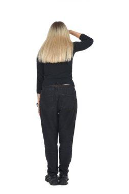 Arkaya bakan kadın, beyaz arka planda eli alnında başka yere bakar.