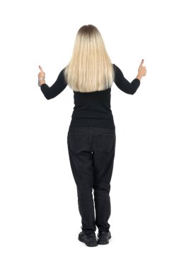 Beyaz arkaplanda başparmak gösteren bir kadının arka planı