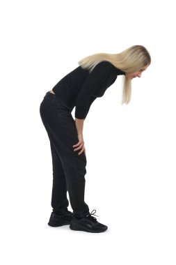 Beyaz arka plana bakan bir kadının yan görünüşü