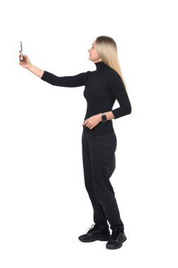 Beyaz arka planda selfie çeken bir kadının yan görüntüsü