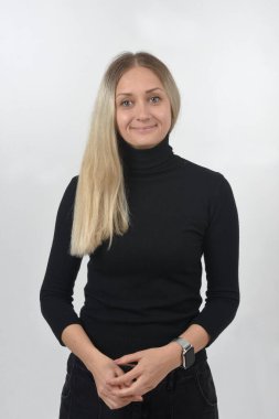 Sarışın bir kadının, gülümseyen ve kameraya bakan portresinin ön görüntüsü.