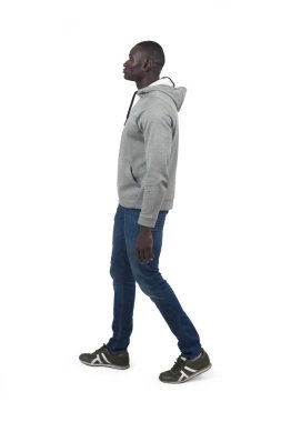 Beyaz sırtüstü yürüyen bir adamın yan görüntüsü.