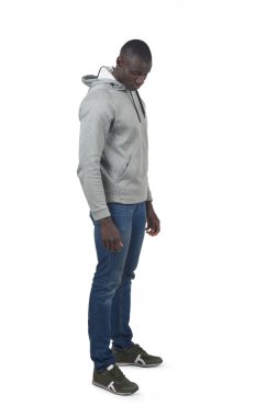 Beyaz arkaplana bakan bir adamın yan görünüşü