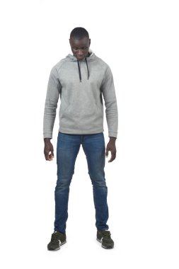 Beyaz arkaplana bakan bir adamın ön görüntüsü