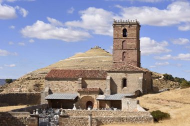 Atienza Guadalajara ili, Kastilya La Mancha, İspanya 'daki Santa Mara del Rey mezarlığı ve kilisesi.