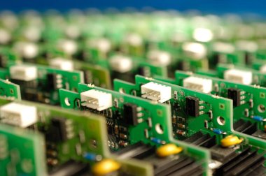 Bir fabrikada bir grup elektronik devre.