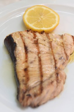 Bir tabak ızgara kılıç balığı.