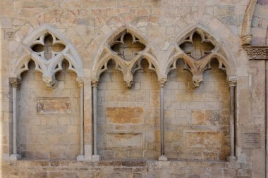 Girona, Katalonya, İspanya 'daki Sant Feliu Bazilikası' nın güney cephesinde bir kemer.
