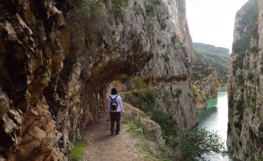 Congost de Mont Rebei 'de yürüyen turist, Montsec Dağı, La Noguera, Lleida Bölgesi, İspanya.