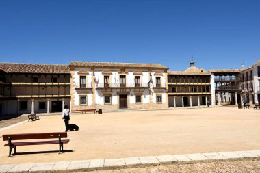 Tembleque 'nin ana meydanını ziyaret eden turist, Toledo ili, Kastilya-La Mancha, İspanya