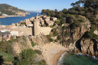 Cala es Codolar plajı yakınlarındaki dağdan Tossa de Mar adlı ortaçağ kasabasının manzarası, Girona ili, Katalonya, İspanya