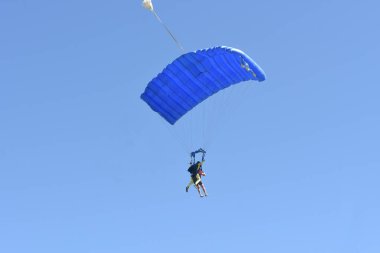 iki paraşütlü atlayışın yukarı doğru görünümü