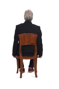 Beyaz arka planda oturan orta yaşlı adamın arka planı