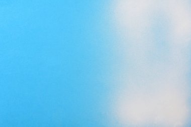 Beyaz sprey boyalı mavi kağıt.