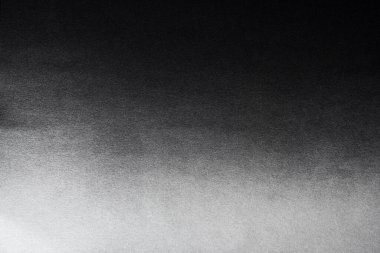 Gümüş rengi sprey boyalı siyah kağıt.