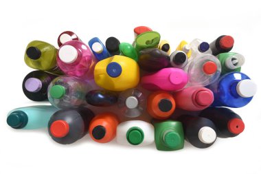 Plastik içki şişelerinin üst görüntüsü şampuan, deterjan yağı geri dönüşüm için beyaz arka planda duruyor.