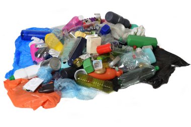 Çöp, beyaz zemin üzerinde izole edilmiş geri dönüşüm için plastik konteynır ve teneke yığınları