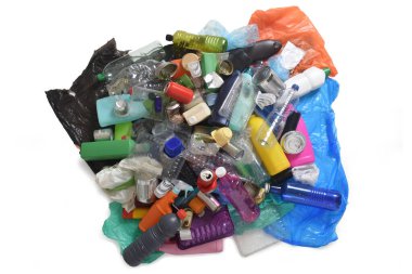 Çöp, beyaz arka grupta izole edilmiş plastik konteynır ve teneke kutuların üst görünümü