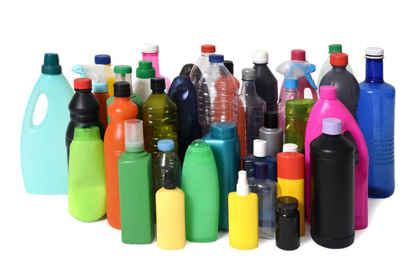 группа пластиковых бутылок для переработки на белой спинке