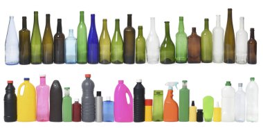 Beyaz arkaplanda geri dönüşüm için kullanılan uzun cam ve plastik şişe grubu