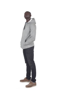 Beyaz arka planda duran bir adamın yan görünüm portresi