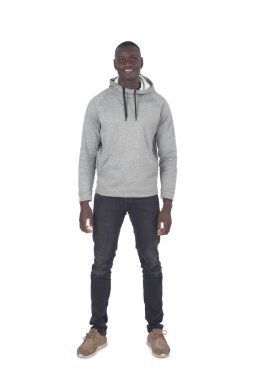 Beyaz arka planda duran bir adamın ön görünüm portresi