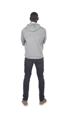 Ayakta duran ve kollarını beyaz arka planda kavuşturan bir adamın arka planı