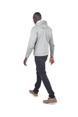 Beyaz arka planda yürüyen bir adamın yan görünümü