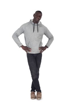 Kolları ve bacakları beyaz arka planda çapraz duran bir adamın ön görüntüsü.