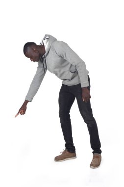 Beyaz arka plana bakan bir adamın kenar görüntüsü