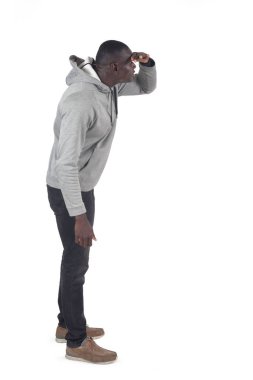 Alnında el olan bir adamın beyaz arkaplana bakışının yan görüntüsü