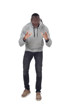 Şaşırmış bir tavır sergileyen bir adamın ön görüntüsü aşağı bakıyor ve kolları beyaz arka planda yükseliyor.