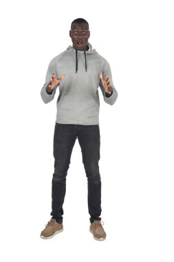 Şaşırmış bir tavır sergileyen adamın ön görüntüsü aşağı bakar ve kollar beyaz arka planda yükselir.