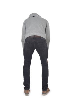 Çömelmiş beyaz arka planda yere bakan bir adamın arka planı.