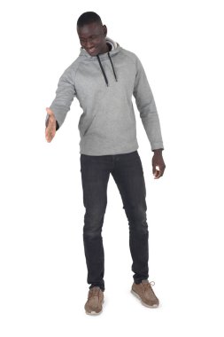 Beyaz arka planda hayali bir insanla tokalaşan bir adamın ön görüntüsü