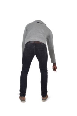 Beyaz arka plana bakan bir adamın arka planı