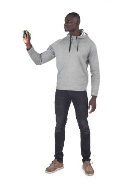 Beyaz arkaplana hayali bir şekilde çizen ya da yazan bir adamın kenar görünümü