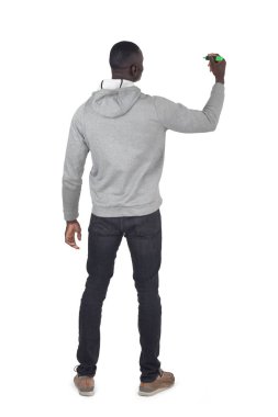 Kolu beyaz arka planda yükselmiş bir adamın hayal gücüyle yazma ya da çizim yapma görüntüsü