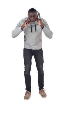 Beyaz arka plandaki gürültüden kulaklarını kapatan bir adamın ön görüntüsü.