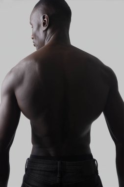 Bir adamın yüzü ve sırtı