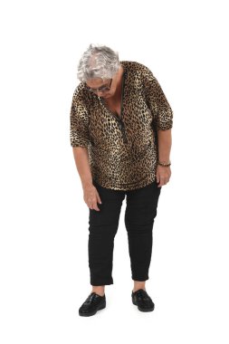 Beyaz arka planda yerde hayali bir şey arayan çömelmiş yaşlı bir kadının ön görüntüsü.